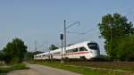 ICE 1209 aus Berlin fährt auf dem Weg nach München bei Kersbach durch Oberfranken. (19.05.2012)